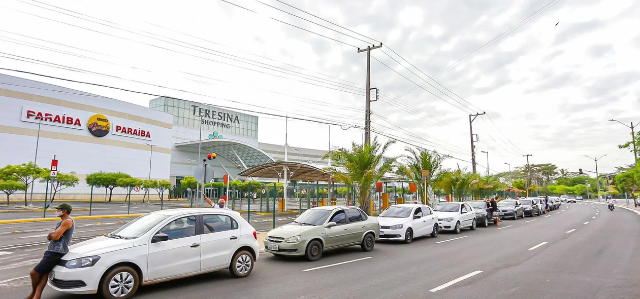 Fila de carros na frente do Teresina Shopping
