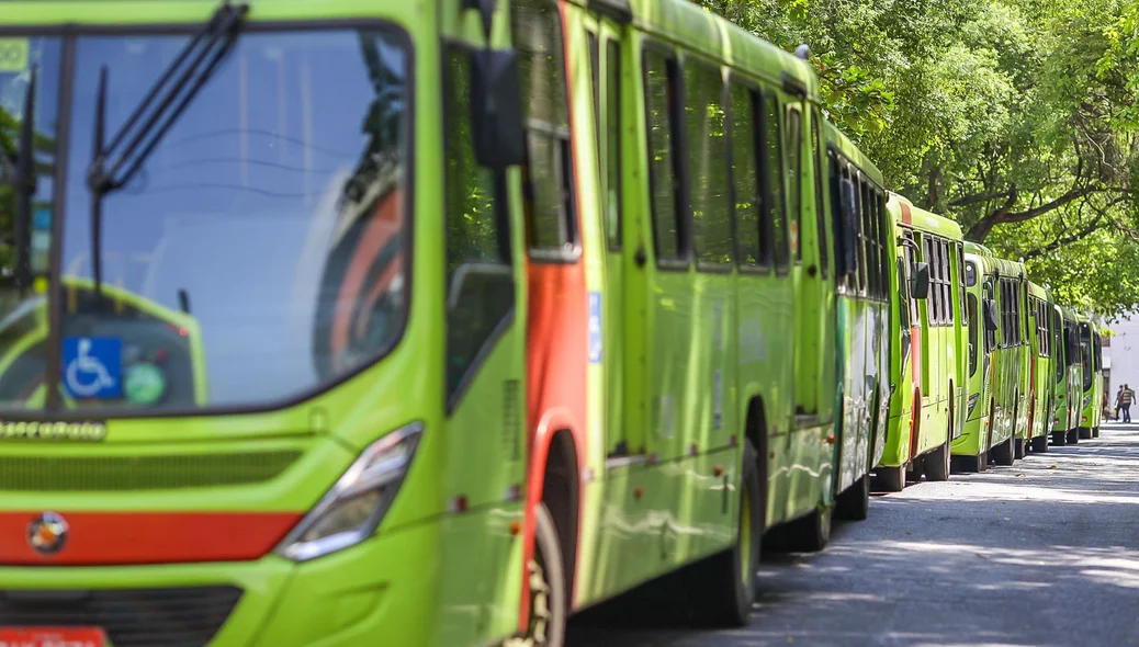 Fila de ônibus parados na Praça da Bandeira