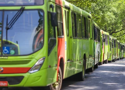 Fila de ônibus parados na Praça da Bandeira