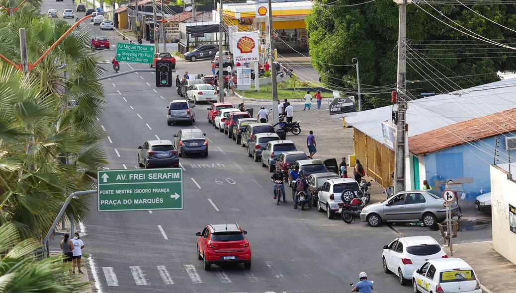 Fila no posto da Avenida Marechal Castelo Branco
