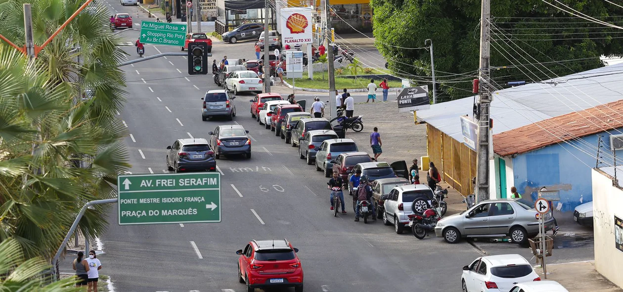 Fila no posto da Avenida Marechal Castelo Branco