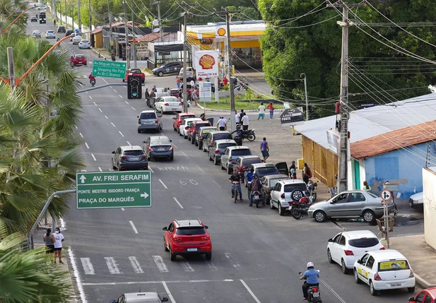 Fila no posto da Avenida Marechal Castelo Branco
