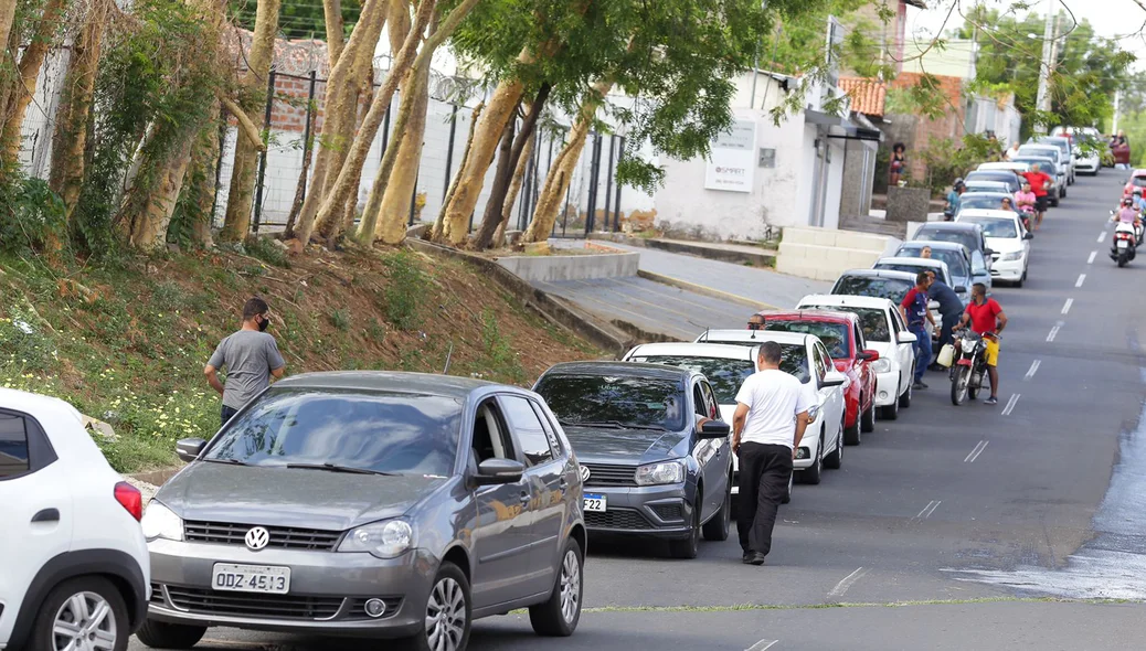 Fila de carros para abastecer em posto na Marechal Castelo Branco