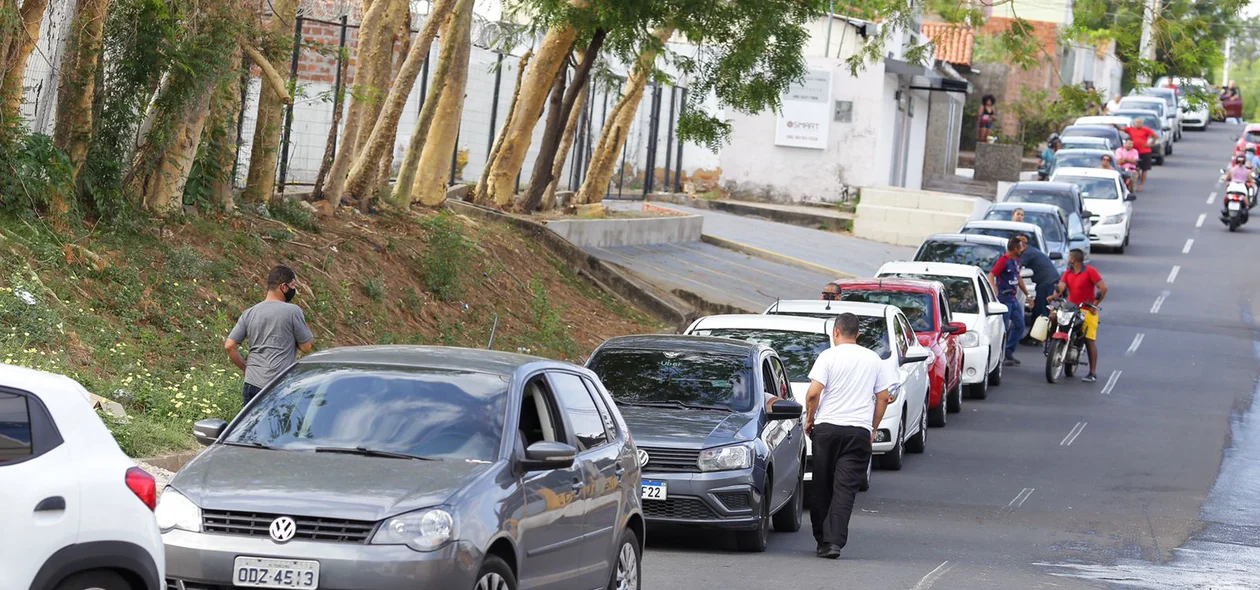 Fila de carros para abastecer em posto na Marechal Castelo Branco
