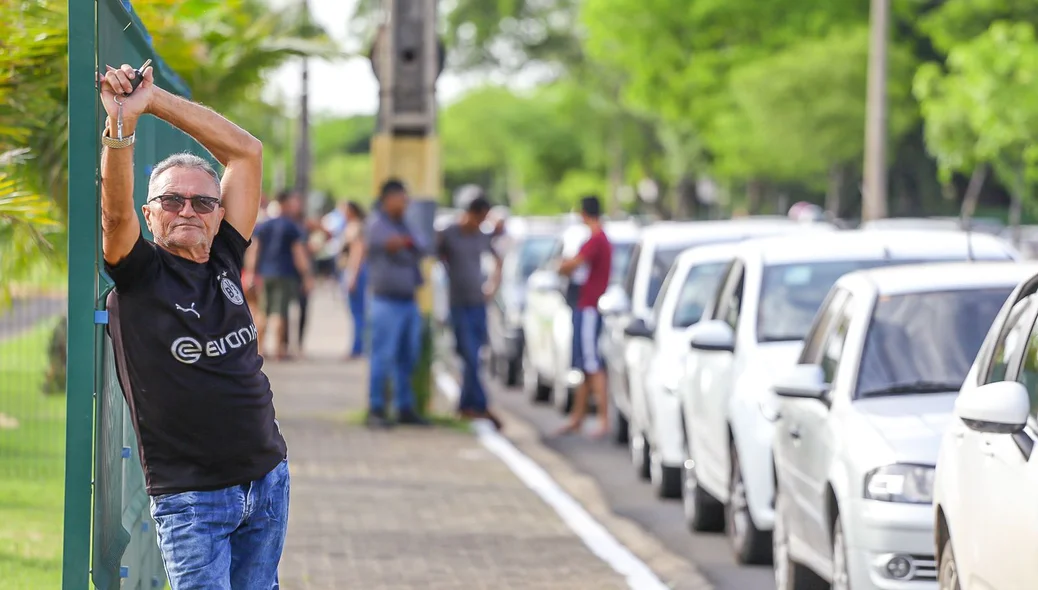 Filas em posto na Avenida João XXIII