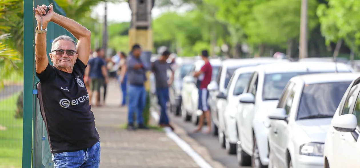 Filas em posto na Avenida João XXIII