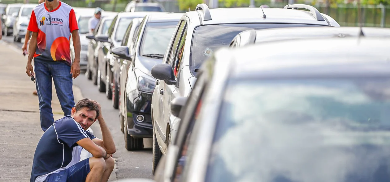 Fila no posto Shell da Marechal Castelo Branco