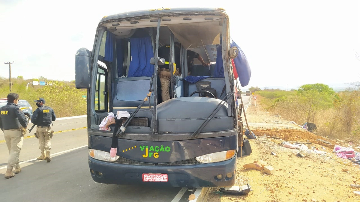 Frente do ônibus ficou totalmente destruída na BR 135