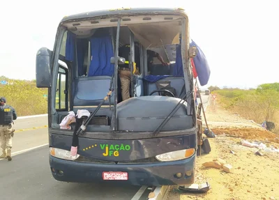 Frente do ônibus ficou totalmente destruída na BR 135