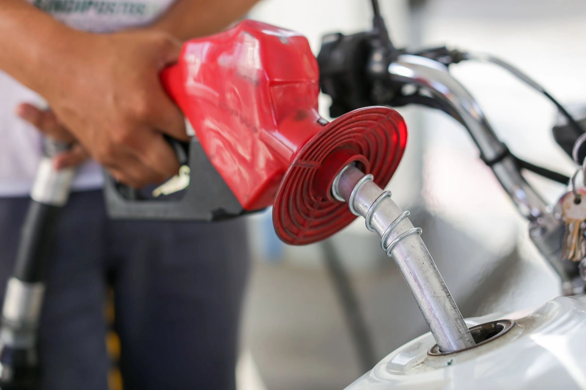 Frentista abastece carro com gasolina