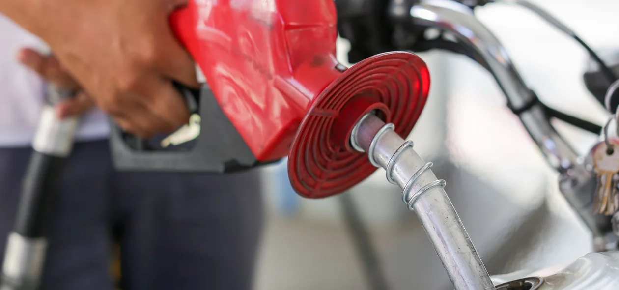 Frentista abastece carro com gasolina