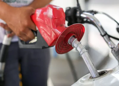 Frentista abastece carro com gasolina