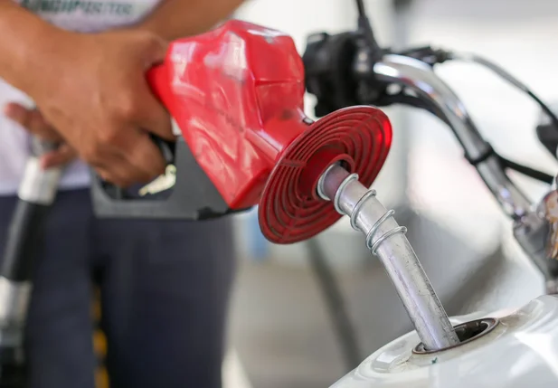 Frentista abastece carro com gasolina