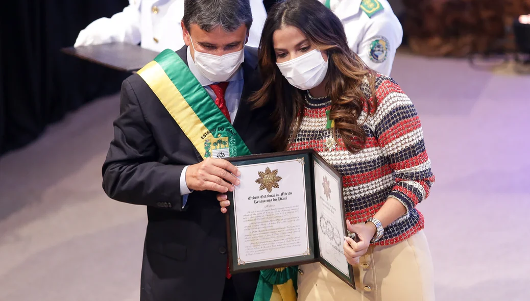 Gyselle soares recebendo medalha