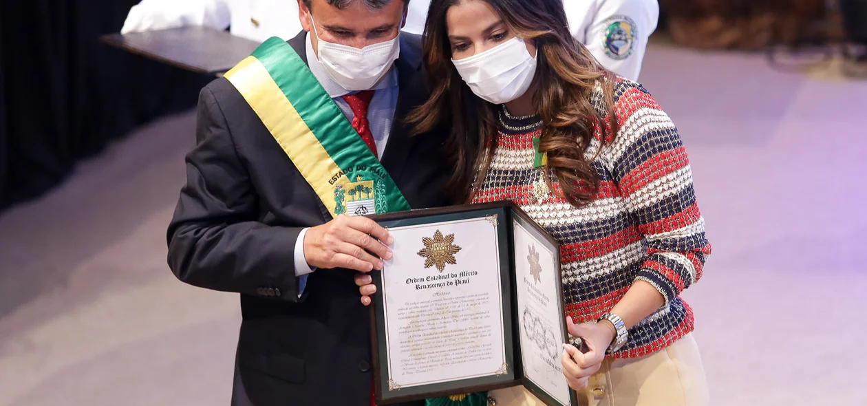 Gyselle soares recebendo medalha