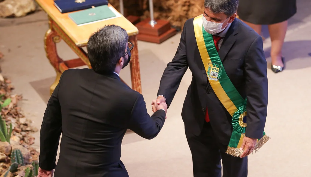 Governador cumprimentando os agraciados