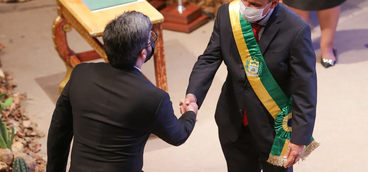 Governador cumprimentando os agraciados