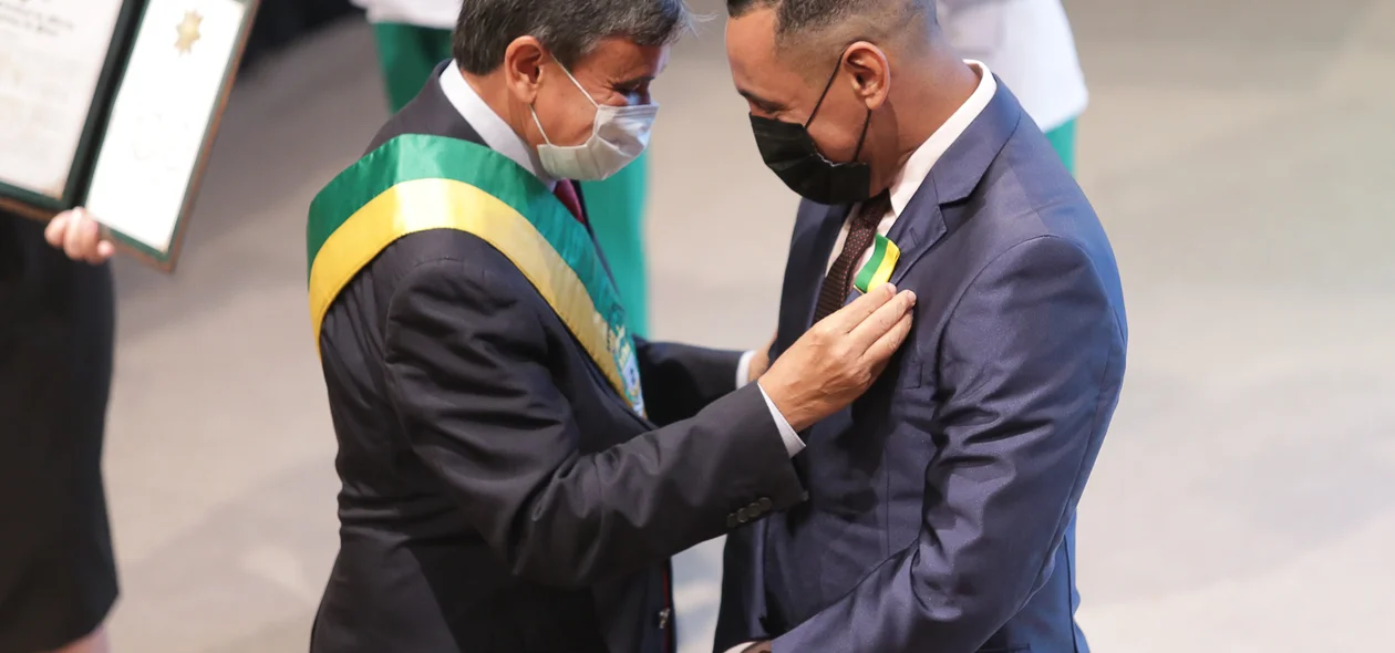 Governador entrega de medalhas do Mérito Renascença