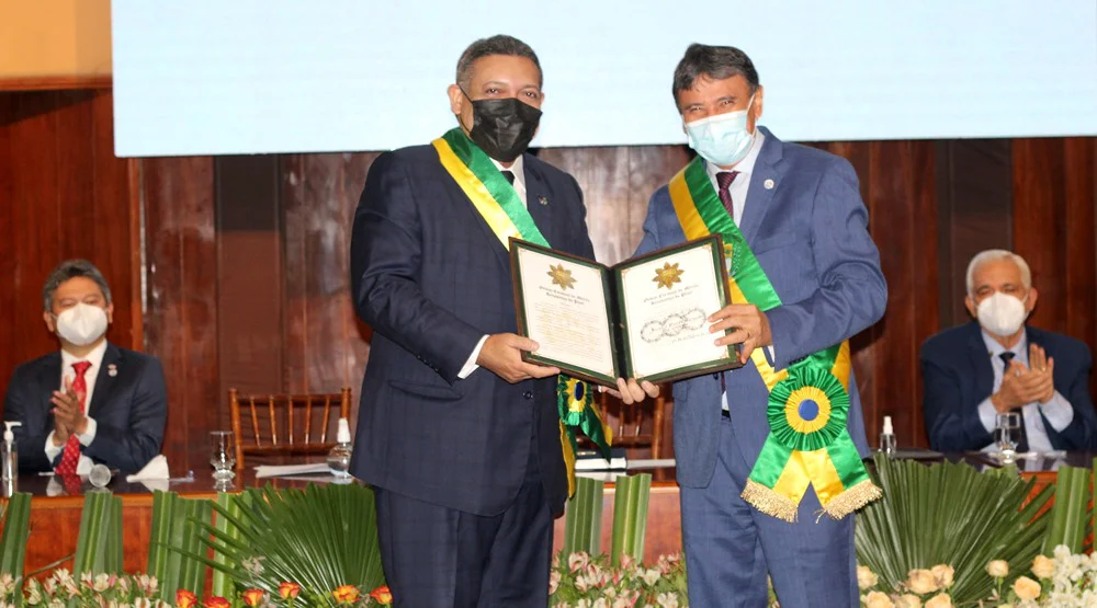 Governador entregando medalha ao ministro Nunes Marques