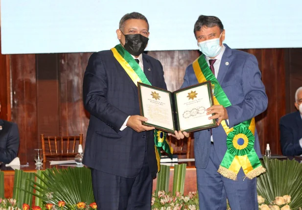 Governador entregando medalha ao ministro Nunes Marques