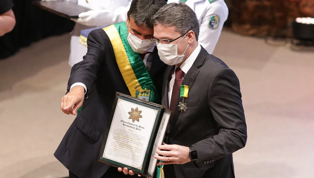 Governador entregando medalha no Theatro 4 de setembro