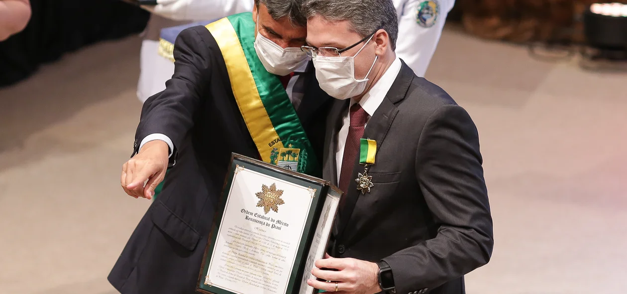Governador entregando medalha no Theatro 4 de setembro