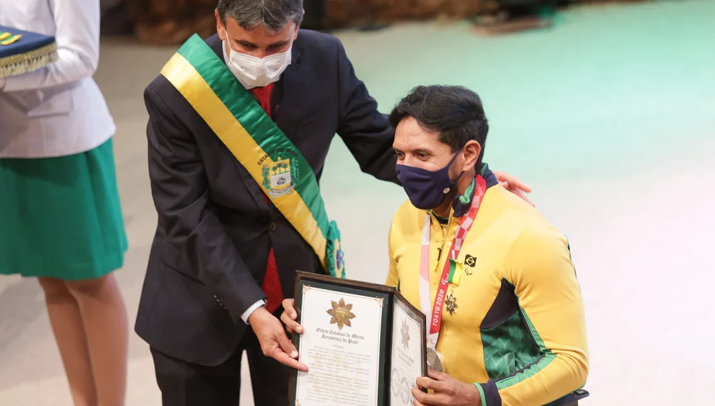 Governador entregando medalha