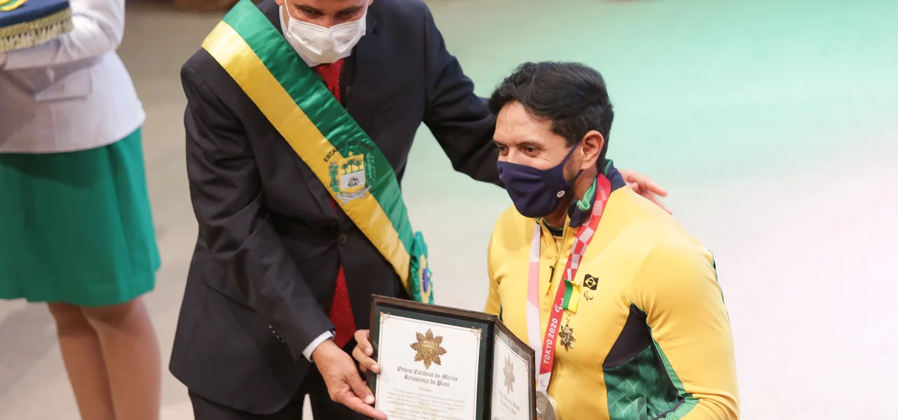 Governador entregando medalha