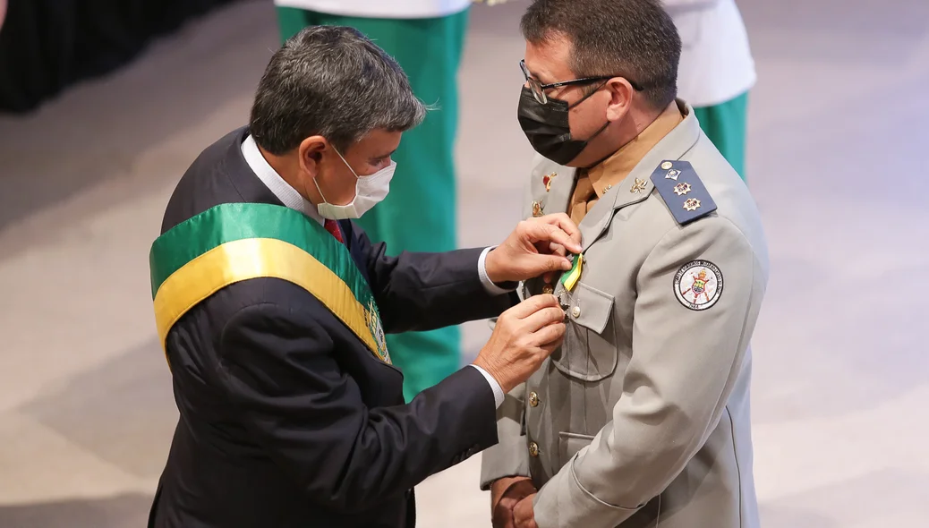 Governador entregou medalhas na noite desta segunda