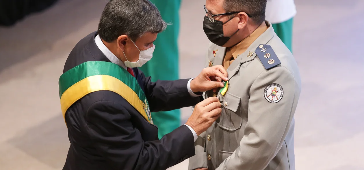 Governador entregou medalhas na noite desta segunda