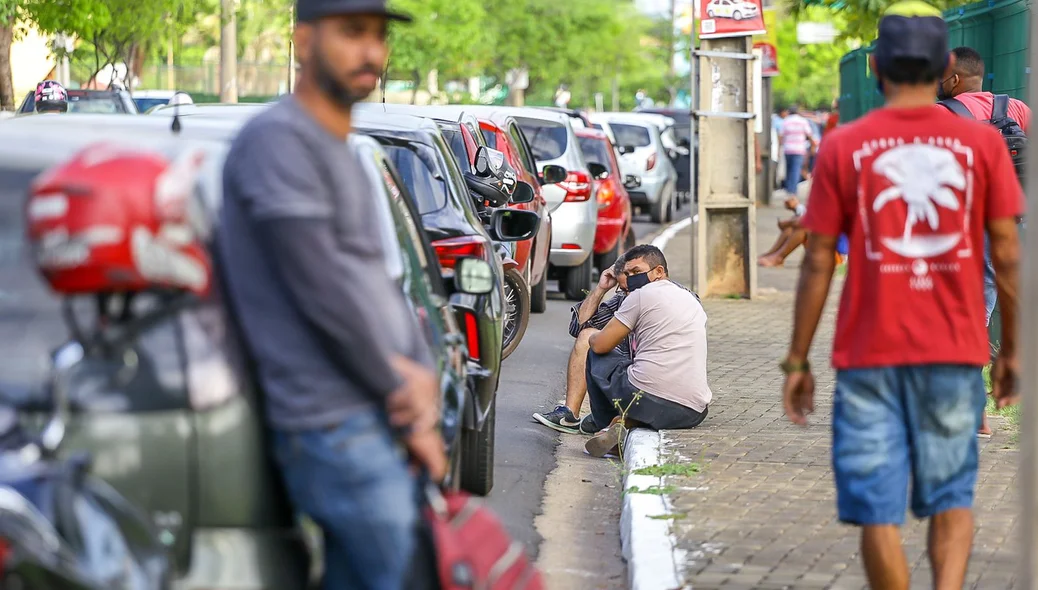 Grande fila em posto no bairro Noivos