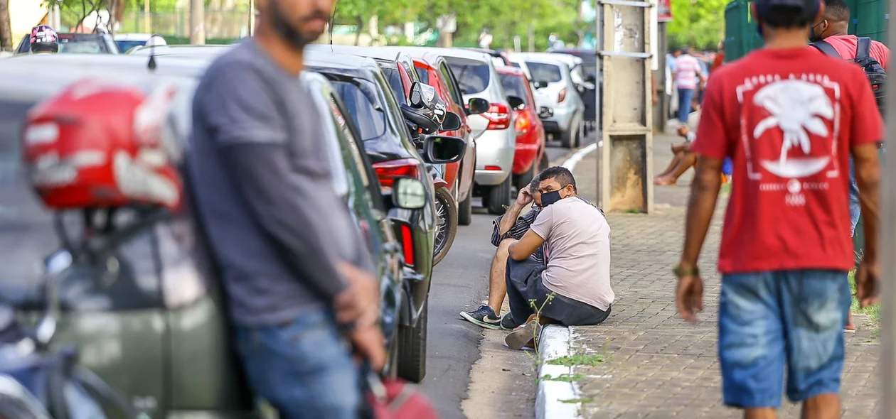 Grande fila em posto no bairro Noivos