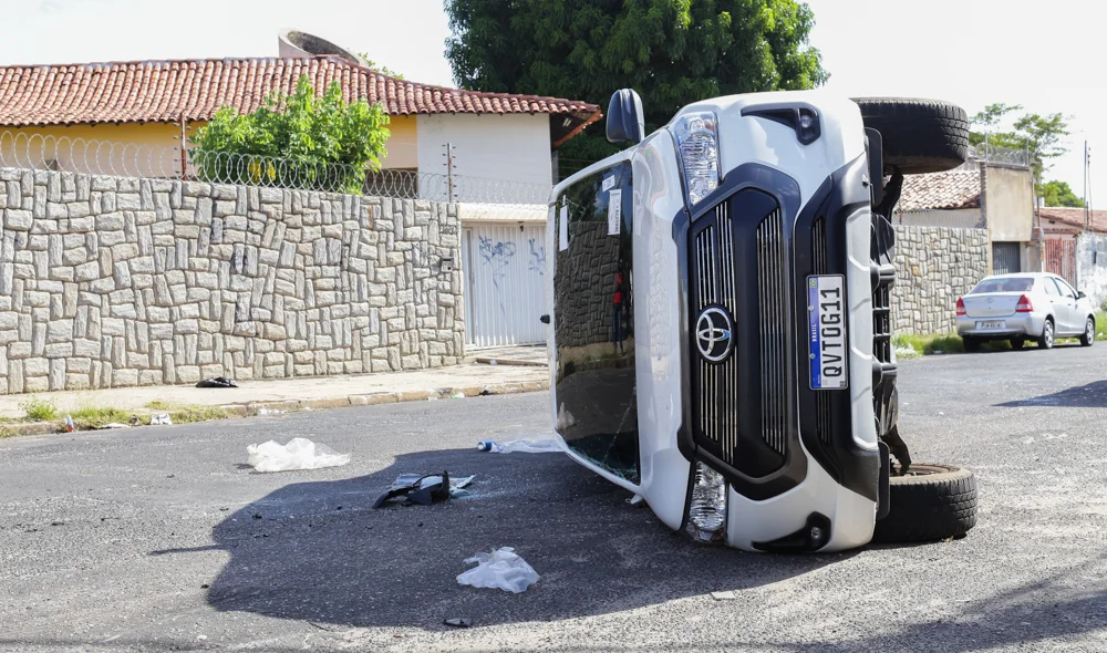 Hilux tombou na rua Piauí em Teresina