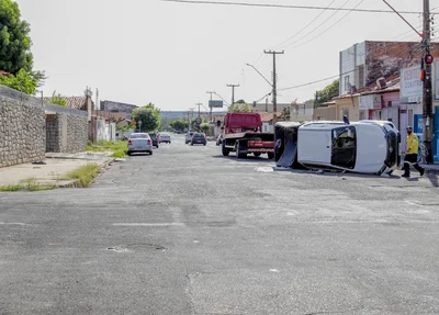 Hilux tombou na rua Piauí