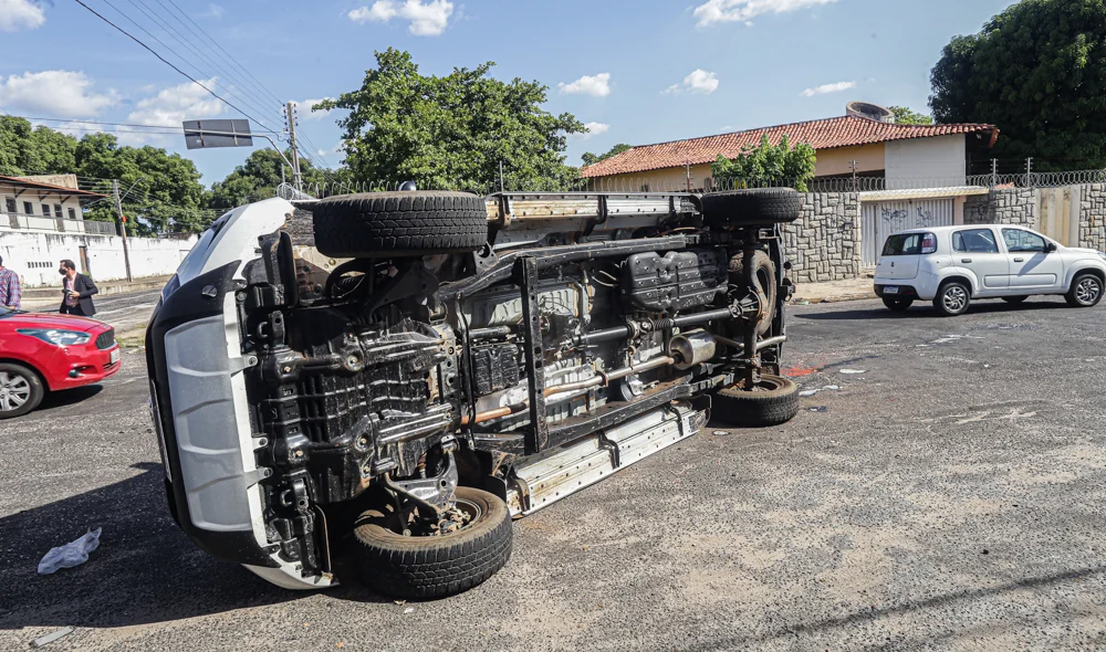 Devido a colisão a pickup girou e virou de lado