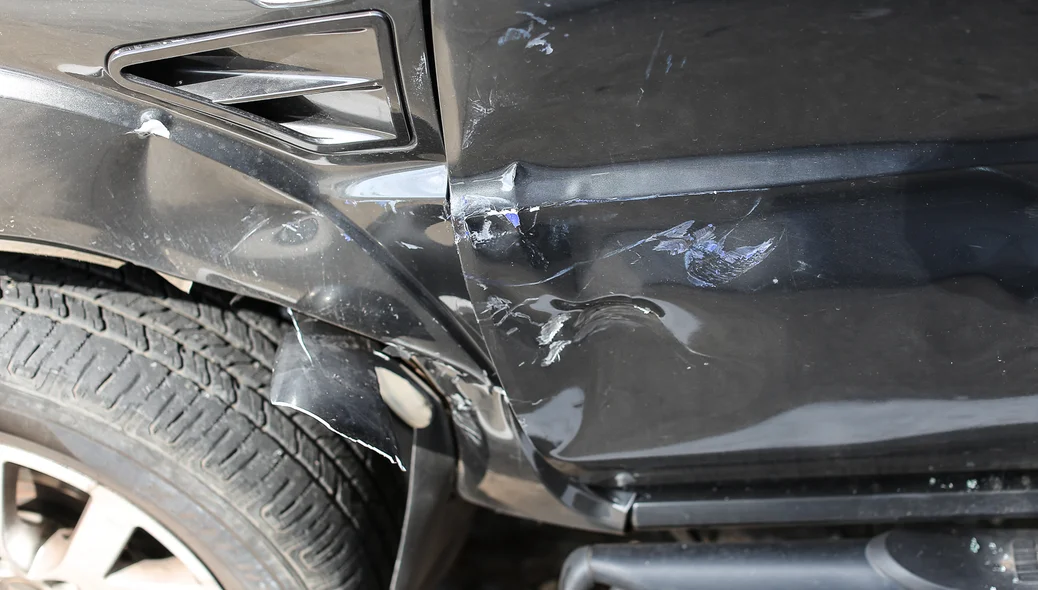 Lataria do carro ficou destruída