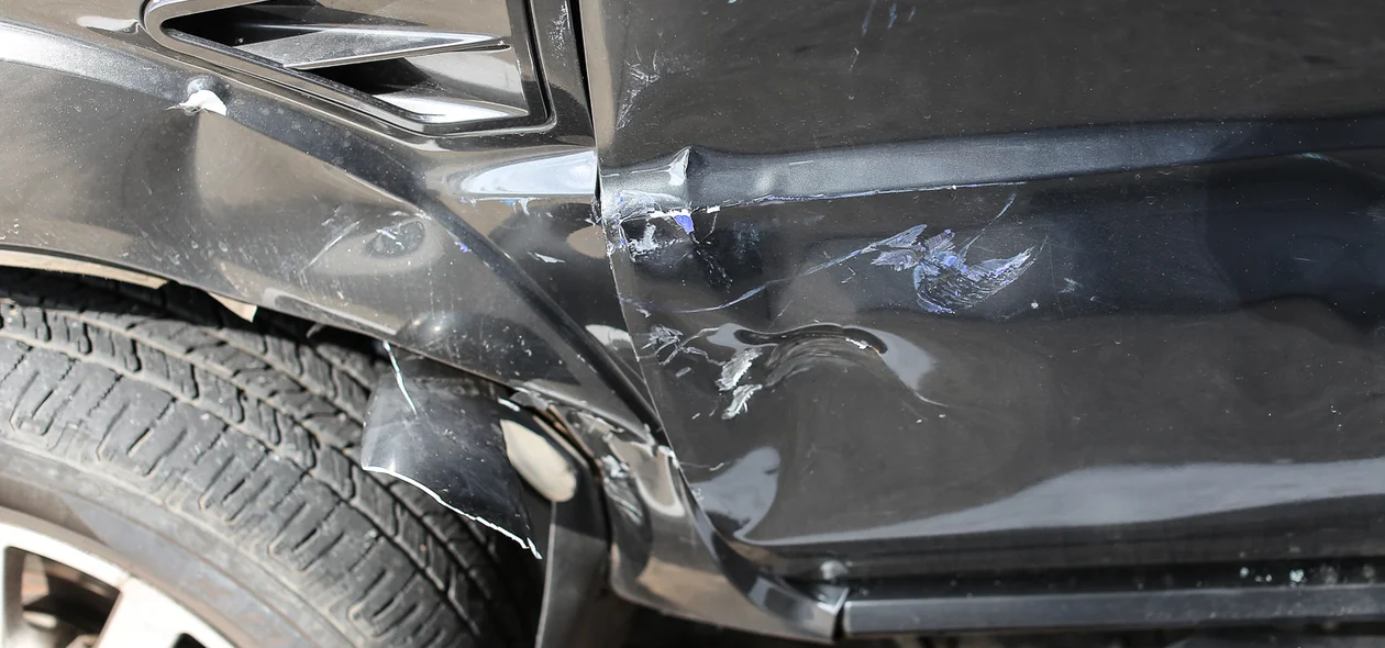 Lataria do carro ficou destruída