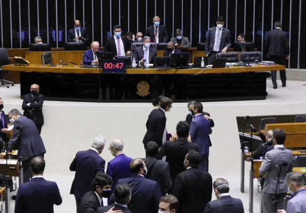 Lira comanda sessão sobre mudanças no Conselho do Ministério Público.