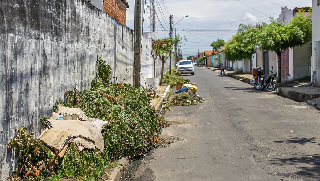 Lixo acumulado atrás da Maternidade CIAMCA