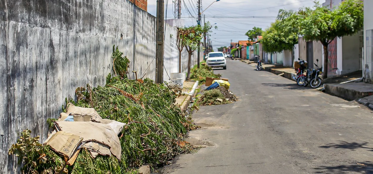 Lixo acumulado atrás da Maternidade CIAMCA