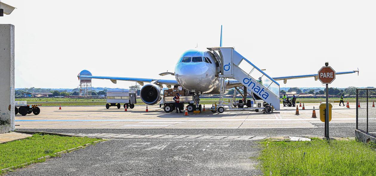 Lote de vacinas desembarcando no aeroporto de Teresina
