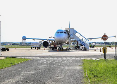 Lote de vacinas desembarcando no aeroporto de Teresina
