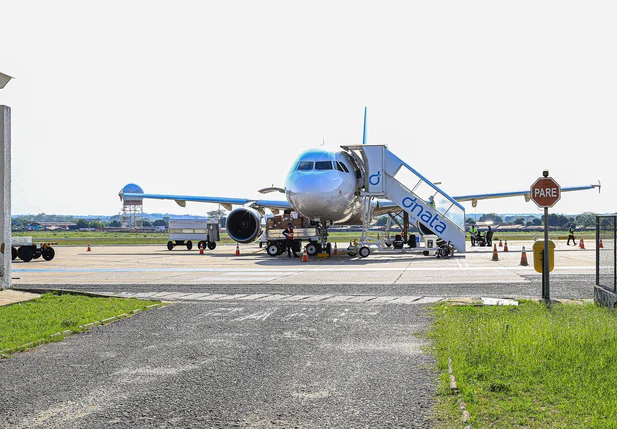 Lote de vacinas desembarcando no aeroporto de Teresina