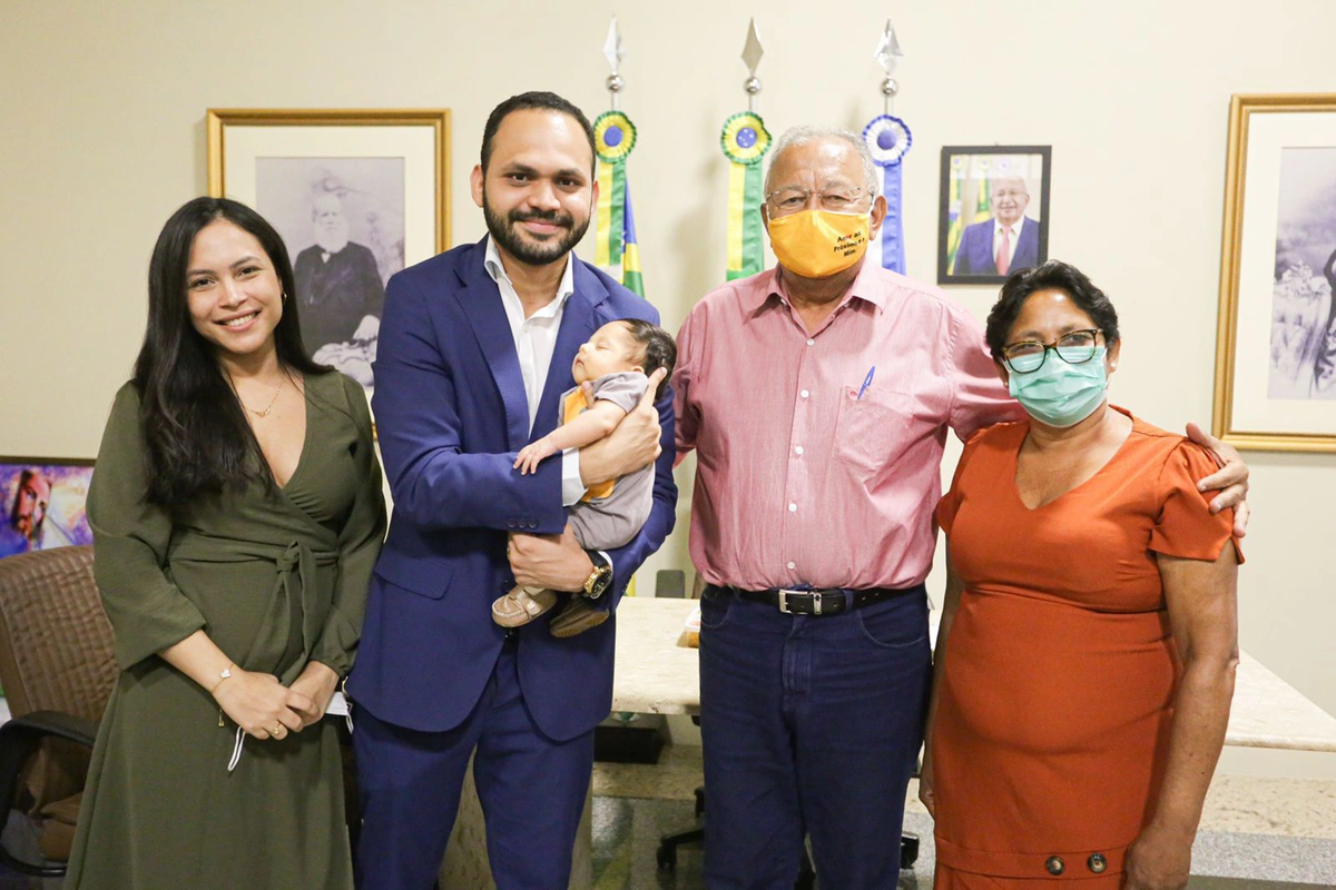 Lucas Pereira ao lado da esposa, do filho Frederico, do prefeito e da mãe