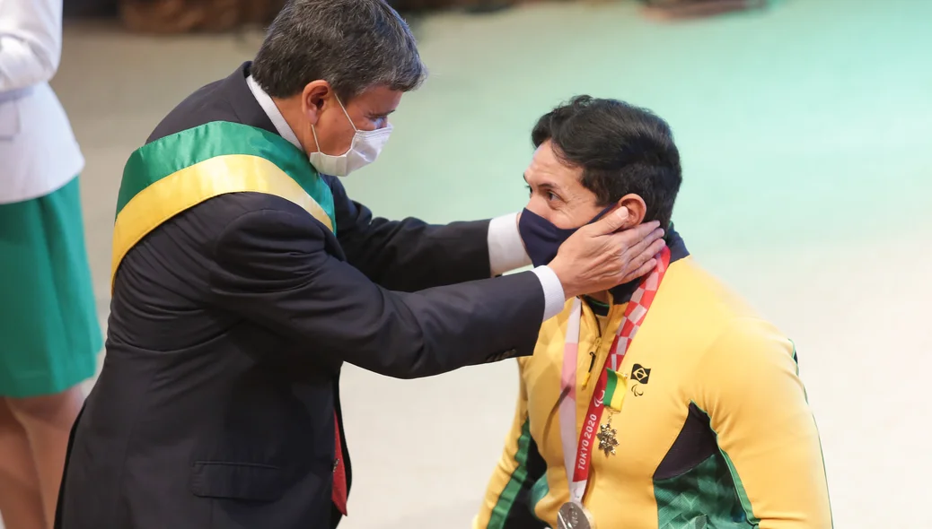 Luís Carlos Cardoso ganhando a medalha