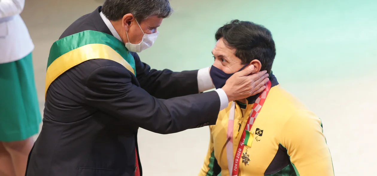 Luís Carlos Cardoso ganhando a medalha