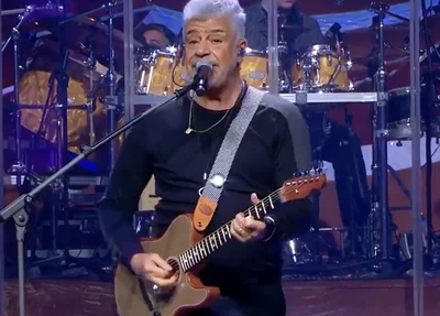 Lulu Santos se emociona durante live e faz declaração para o marido