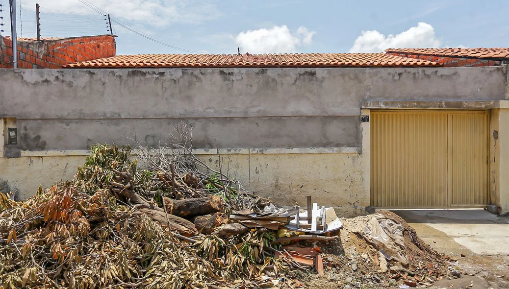 Mais lixo acumulado na frente de residência