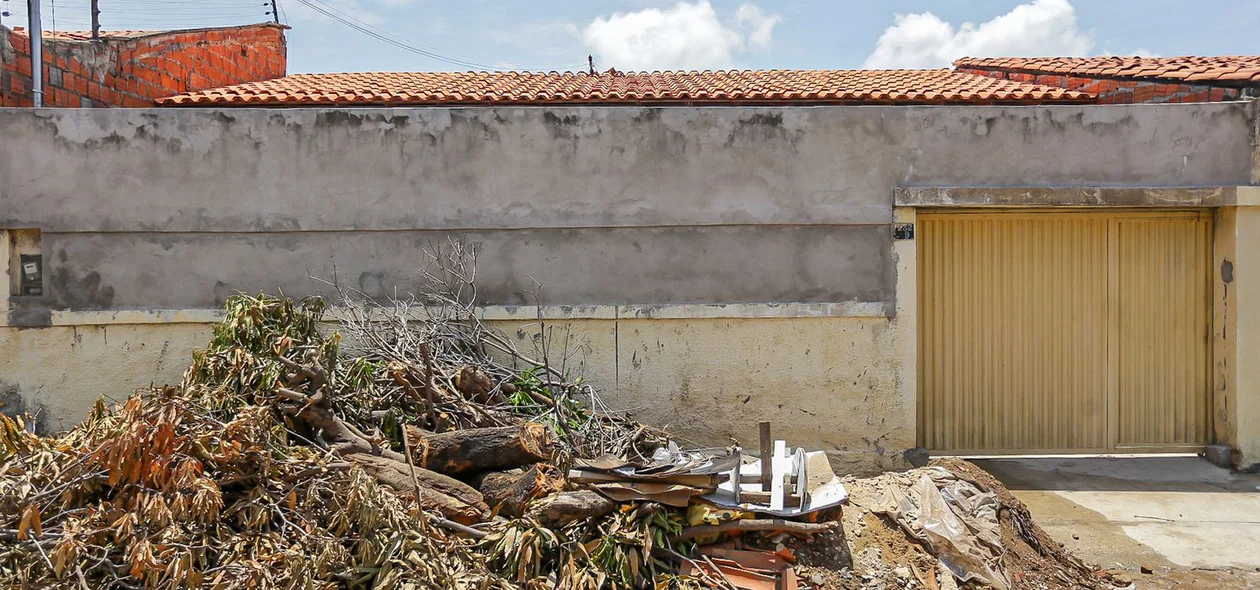 Mais lixo acumulado na frente de residência