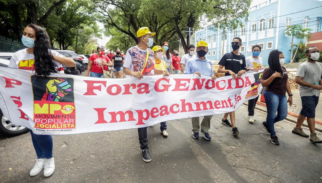 Manifestantes com faixas